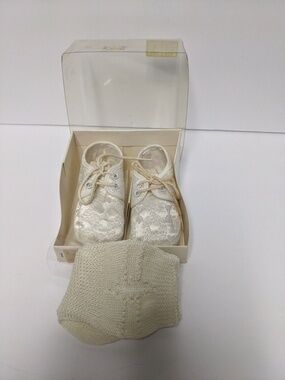 Vintage Lullaby White Baby Shoes Size 1 Lace Up with Socks. In orginial box